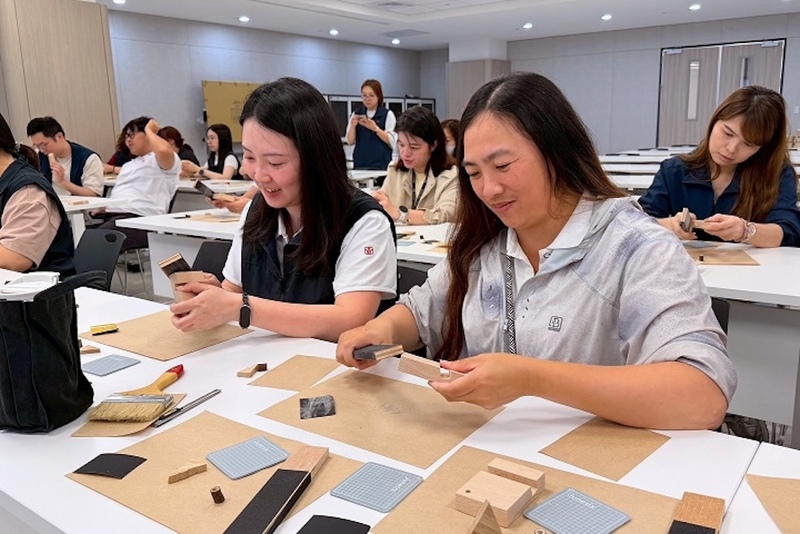 中華大學辦工作坊　教工程師打磨手機架...