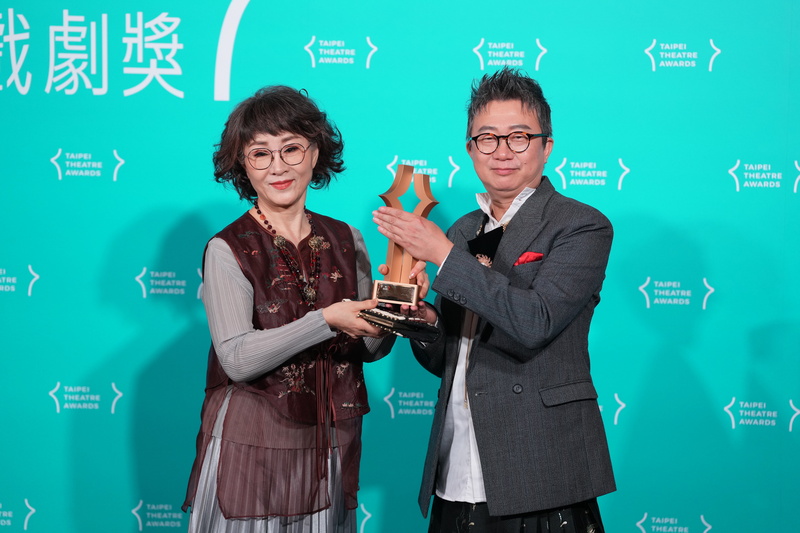 台北戲劇獎頒獎　魏海敏、王嘉明合影 ...
