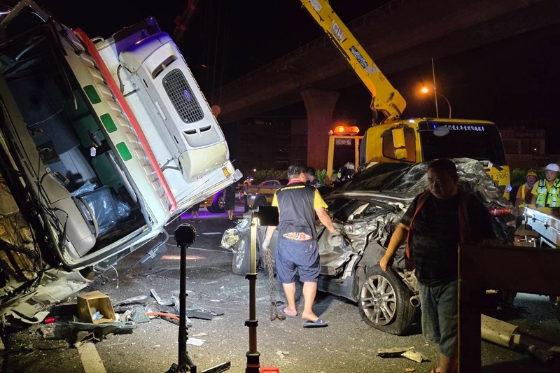 國1桃園段4車連環撞　大貨車疑分心撞...