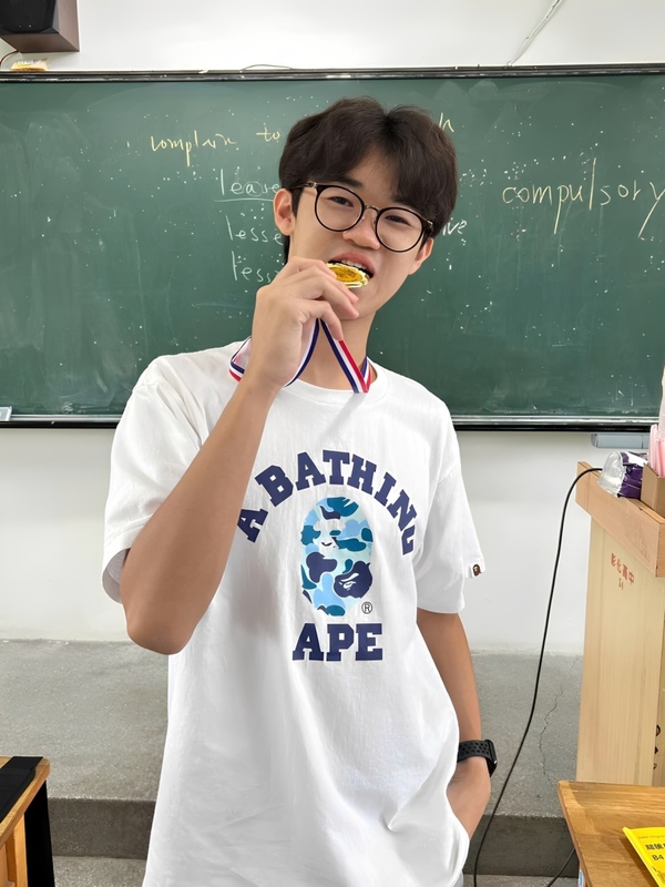 總統教育獎得主黃定理克服過動　在積木...