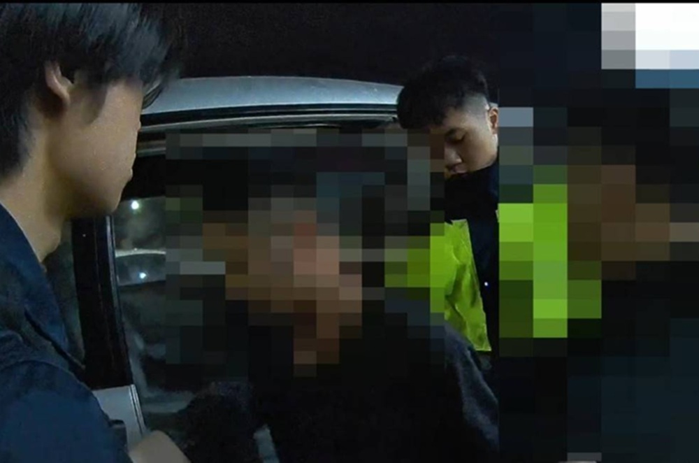 忘開大燈　警攔車駕駛是通緝犯4人是失...