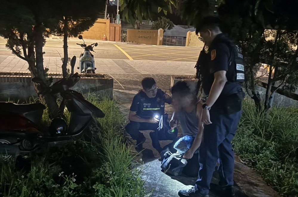 偷了車藏草叢　警守株待兔逮36歲涉竊...