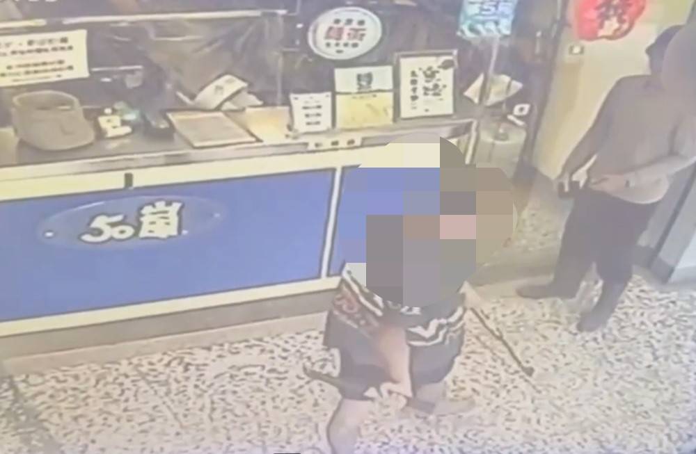 涉隨機揮舞鐮刀傷人　高雄雙刀單車男落...