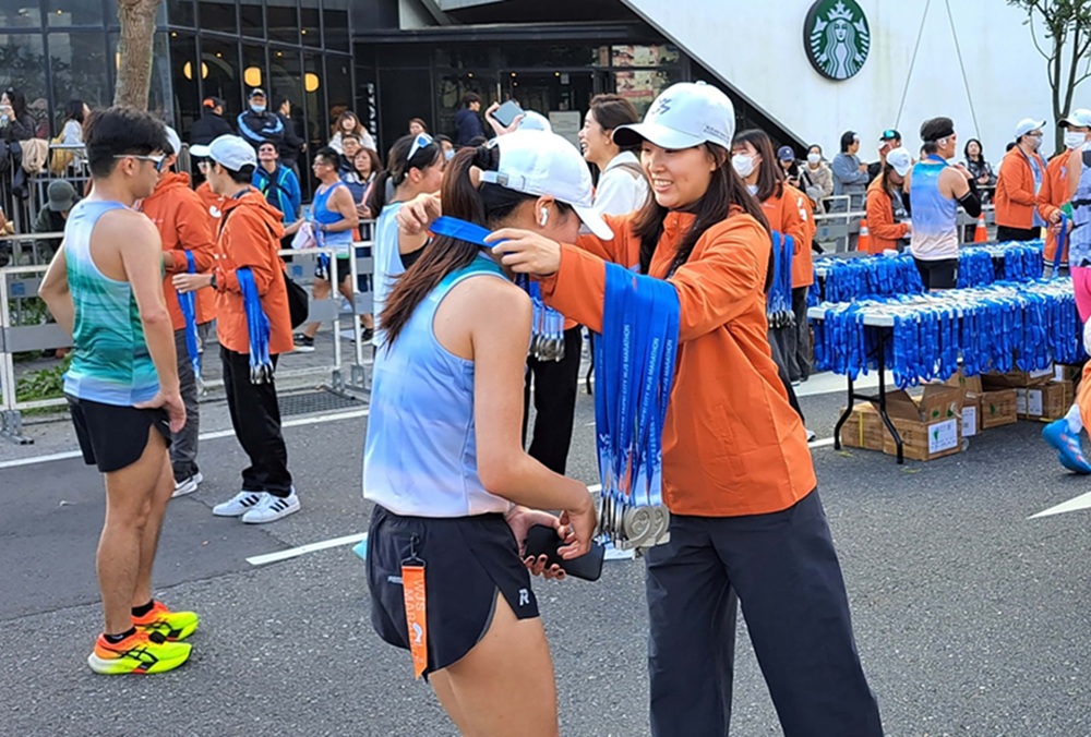 青銀志工點亮新北3大賽事　淡江大學服...