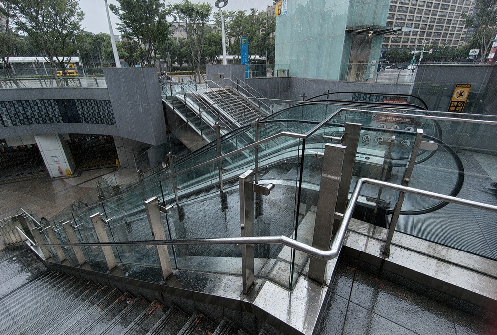 紫爆梅雨狂掃全台　電梯專家：戶外電扶...