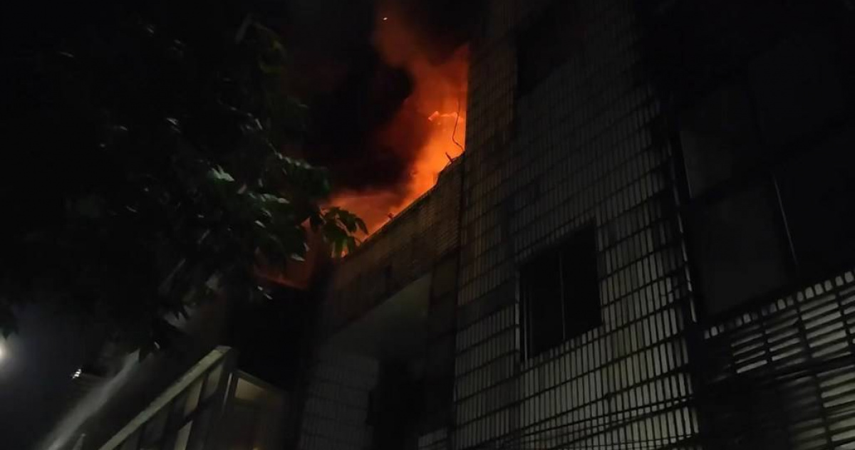 基隆住宅深夜火警！屋主受困救出送醫不...
