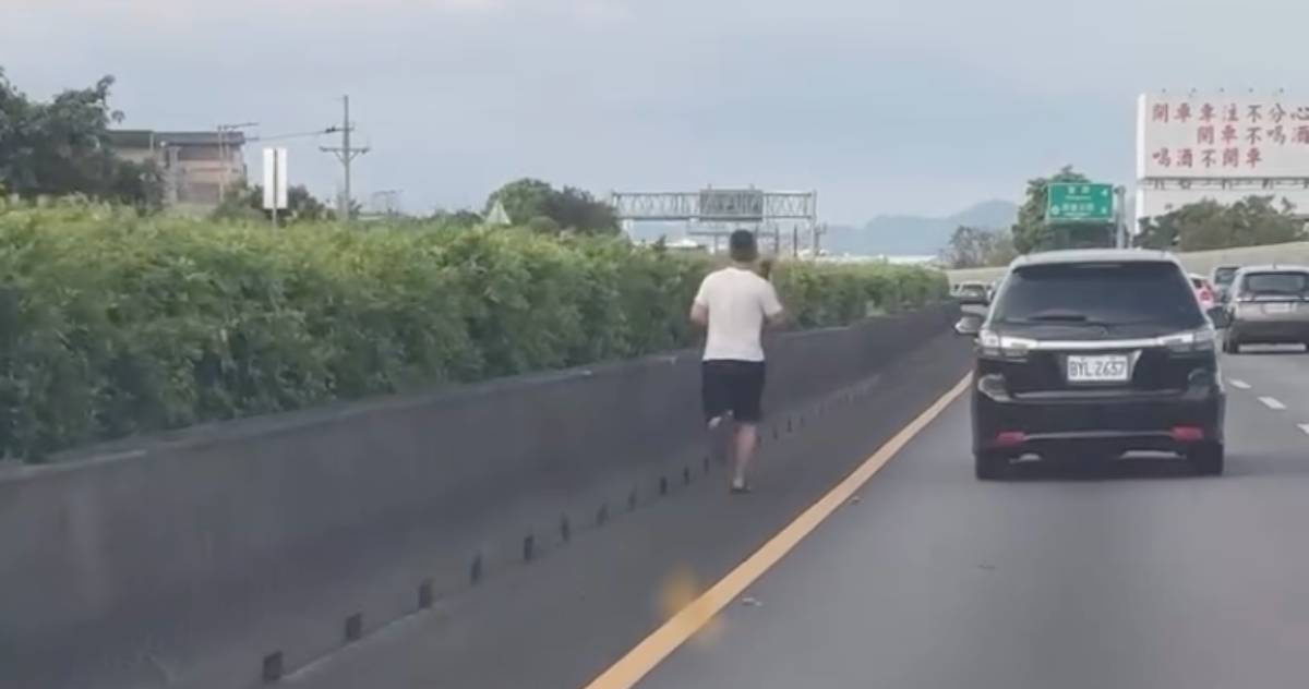 男子穿拖鞋狂奔國道內側路肩　網驚：在玩皮克敏種花嗎？