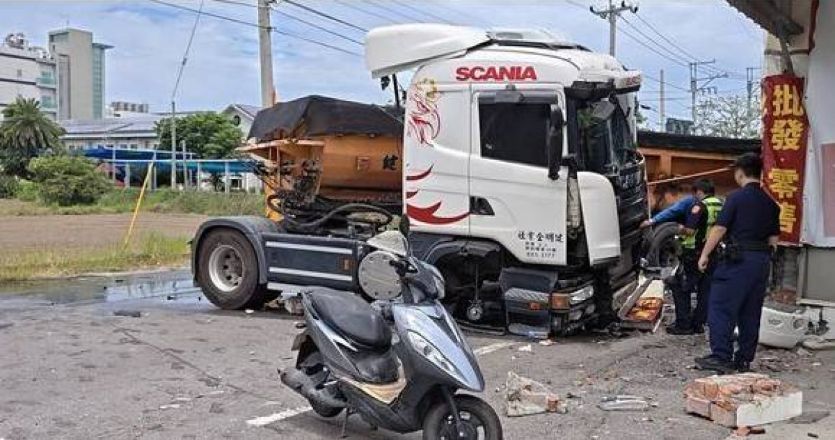 毒駕砂石車失控逆撞賣場！騎士慘遭夾飛...