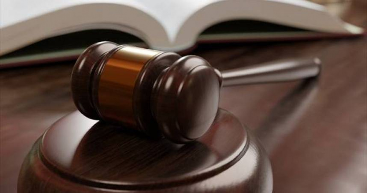 27歲男涉謀殺被判50年當庭「揍暈辯...