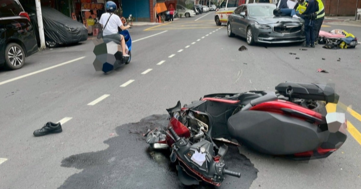 汽車、機車路口碰撞 騎士騰空翻圈重摔...