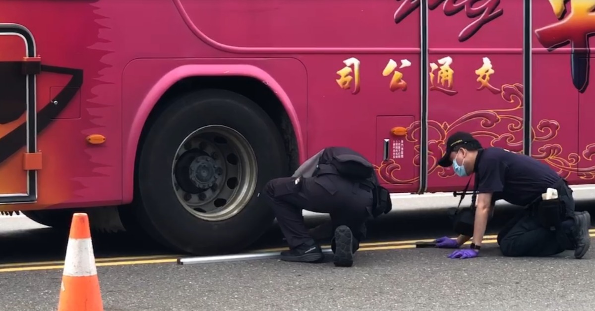台南28歲女警遭「女騎士追撞」倒地 慘死遊覽車輪下
