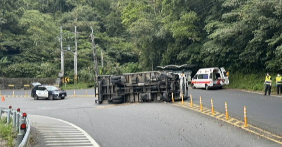 北宜公路「大貨車翻覆」揚煙塵 車友目擊嚇