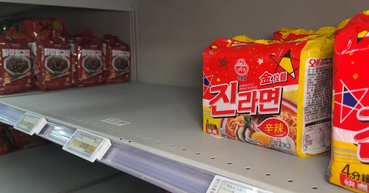 颱風「囤貨潮」又來了！ 賣場泡麵貨架...