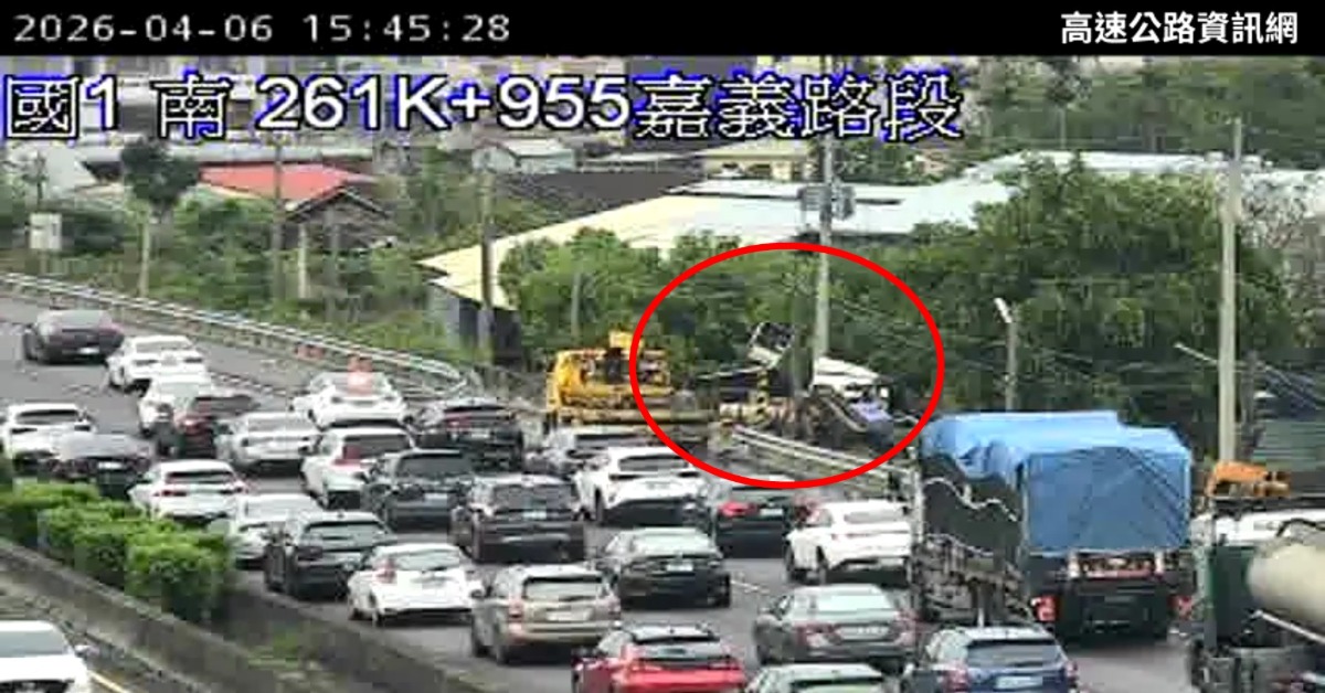 快訊／國道一號拖板車衝出邊坡 回堵7公里！