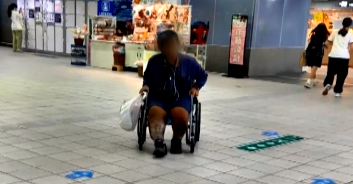 獨家／男幫推輪椅挨罵 再相遇要求道歉 對方閃躲