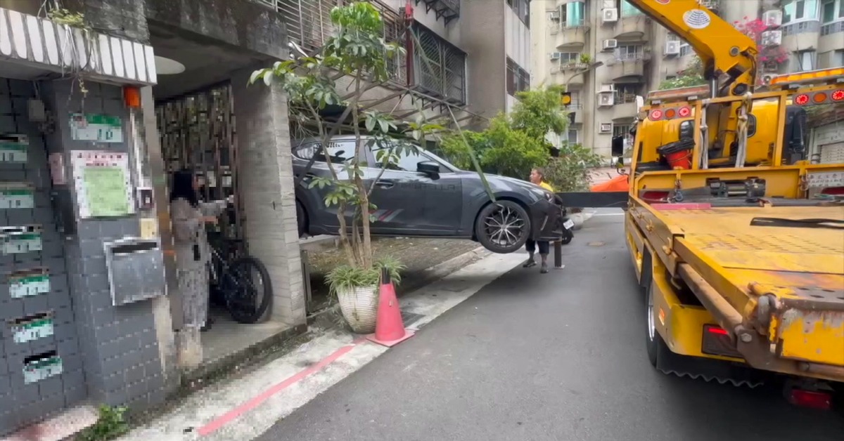 亂停車犯眾怒！大安名手搖「茶山小」遭...