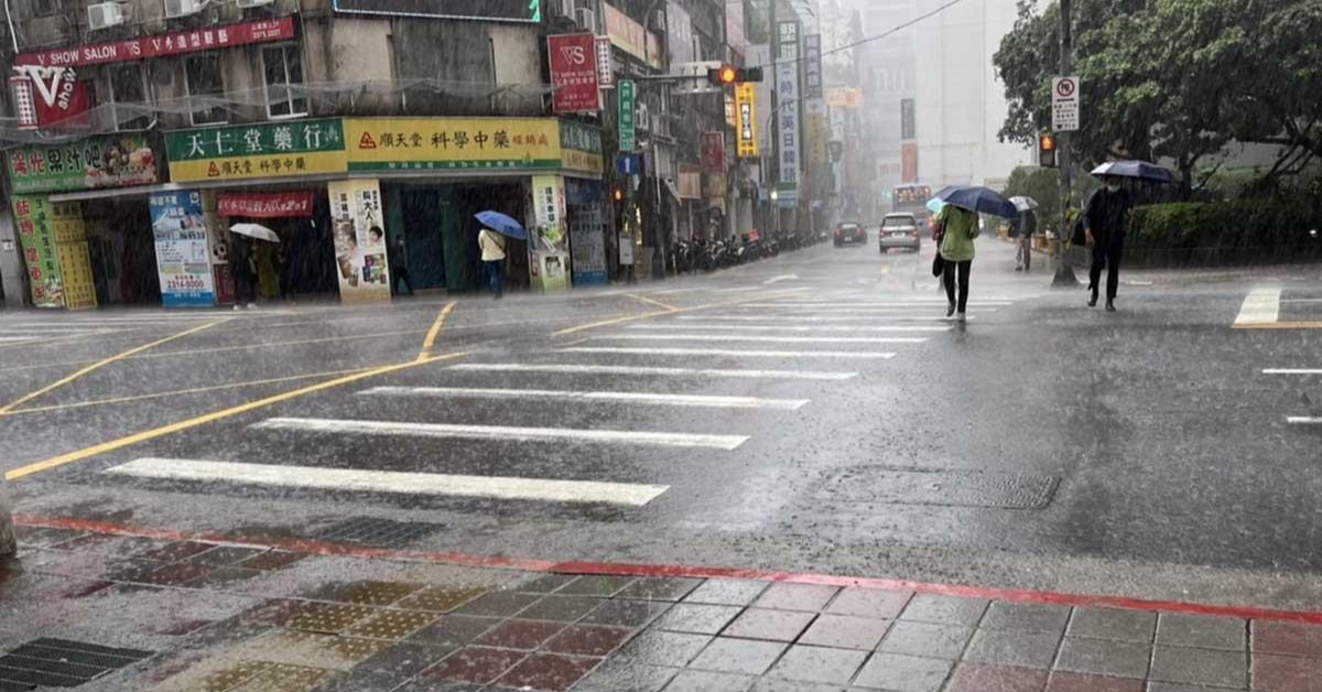 雨彈狂灌「下到發紫」有豪雨假嗎？放假...