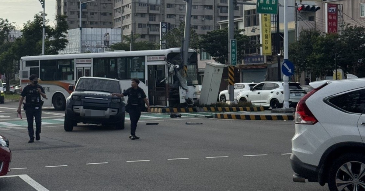 疑疲勞駕駛！頭份客運撞轎車再衝分隔島...