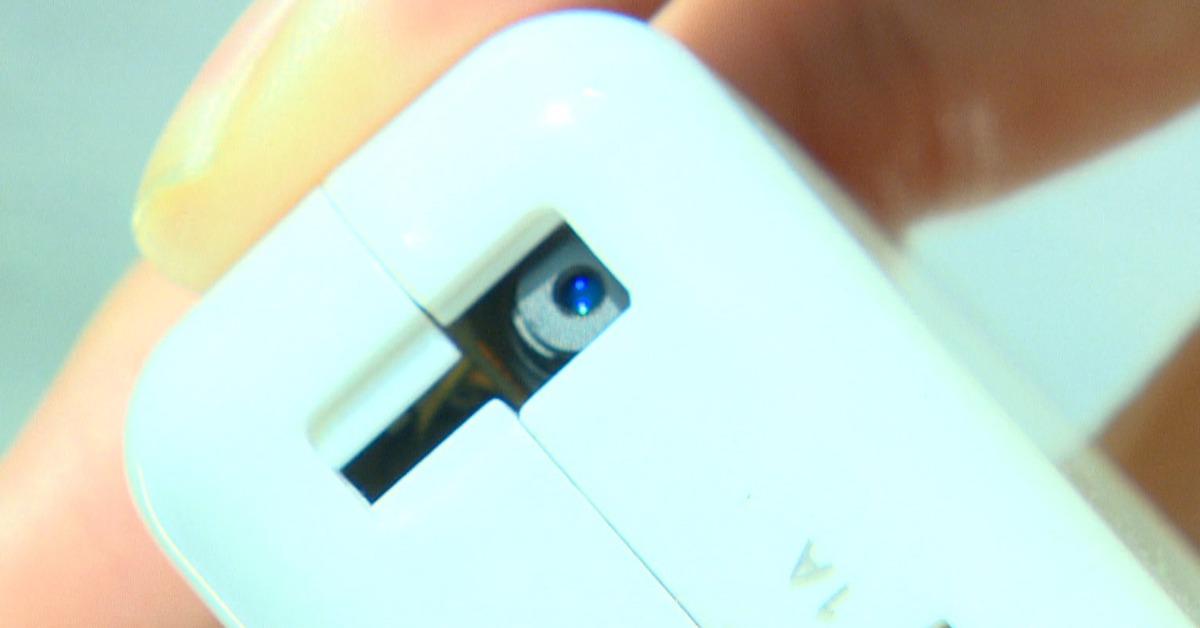 煙霧偵測器裝針孔？手機手電筒照射 查...
