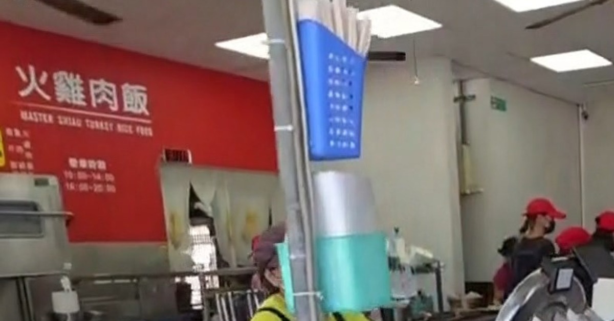 拿愛心餐券吃雞肉飯「不能找零」男砸店...