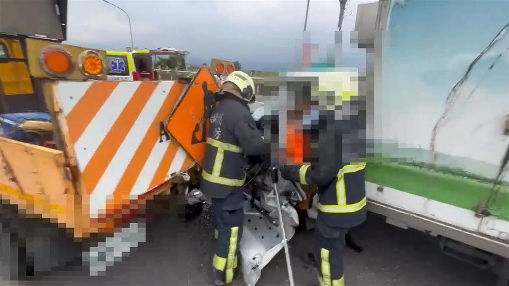 不專心? 蘭陽大橋貨車撞工程車 2除草工人遭撞飛