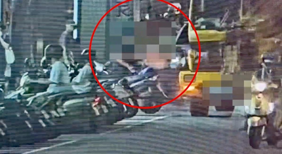 影/北市翁不滿吊車違停與司機口角互毆...