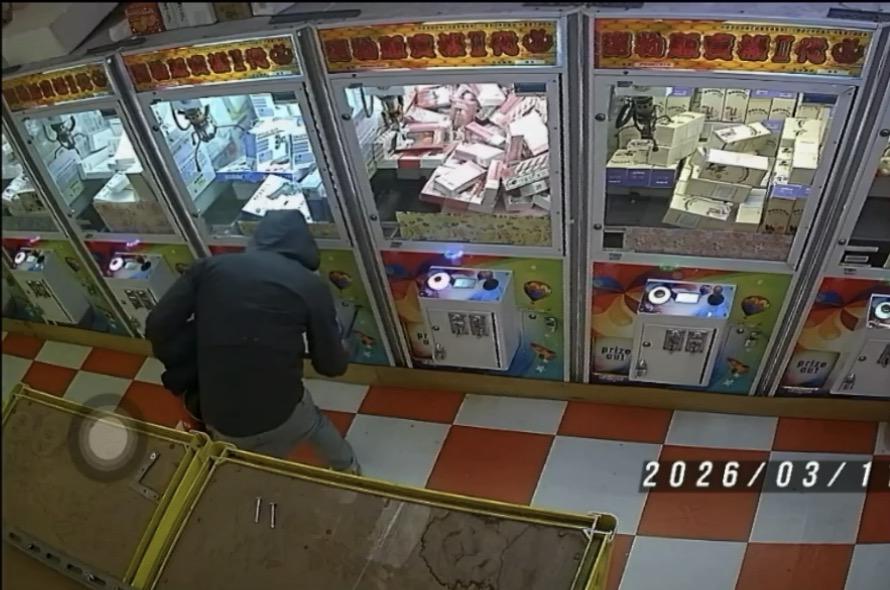 影/士林夜市娃娃機大盜橫行　破壞機台...