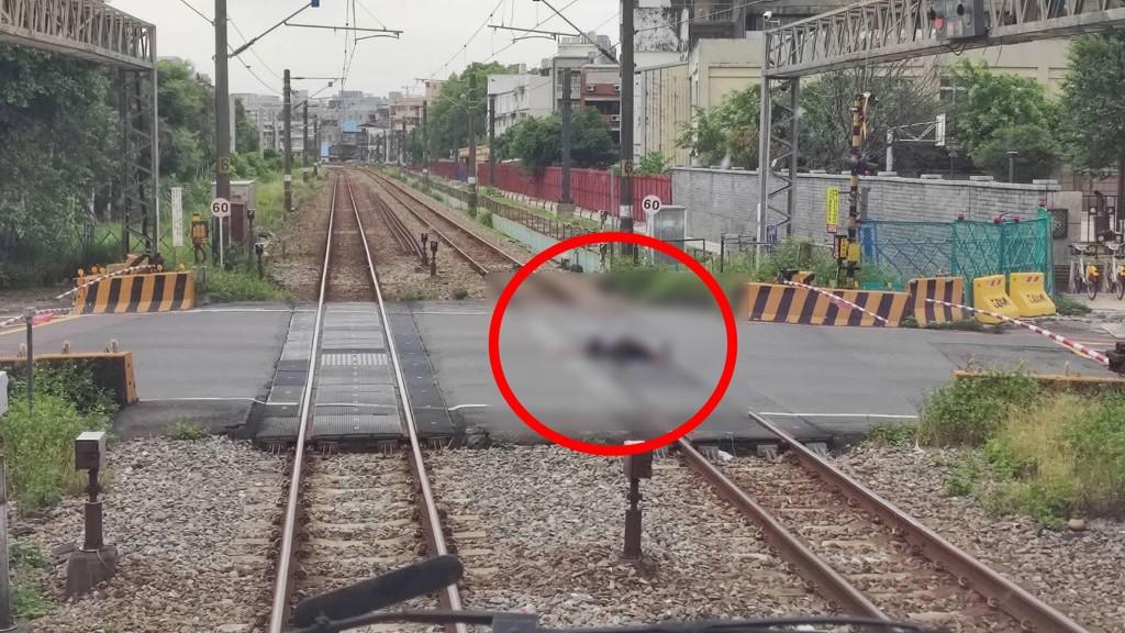 桃園男大字形躺鐵軌　台鐵雙向列車延誤