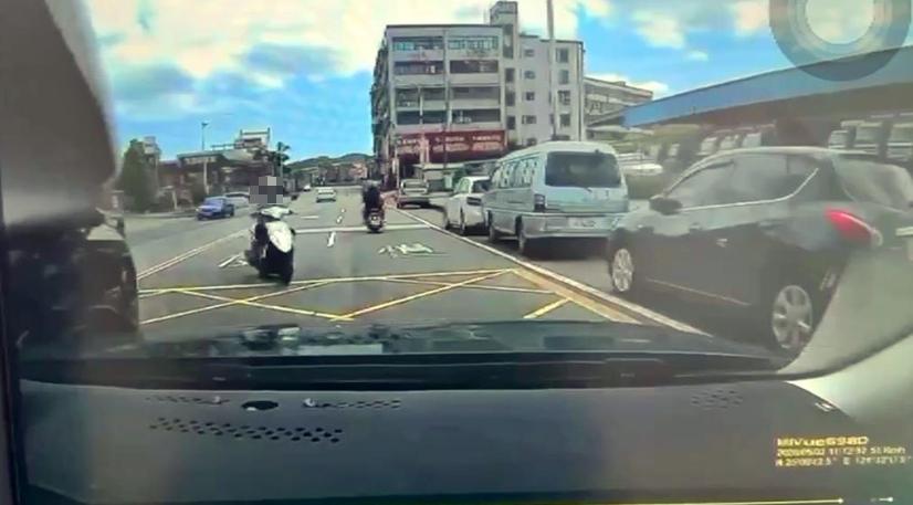 影/基隆婦「切西瓜」奪命！跨雙黃線對...