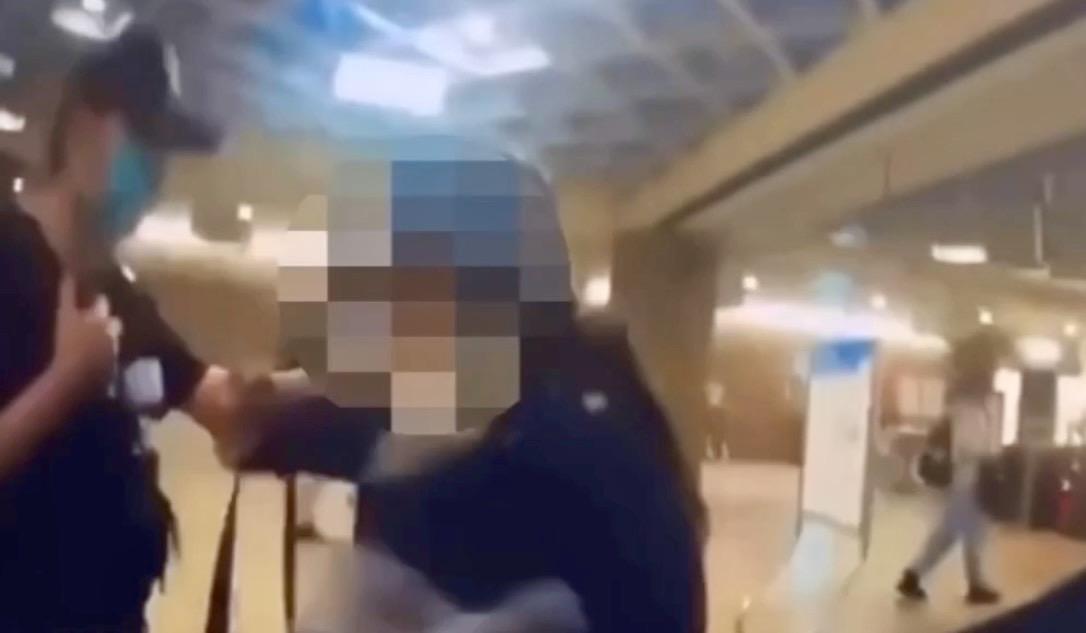 影/北捷中正紀念堂站婦人久佔廁所　譙...