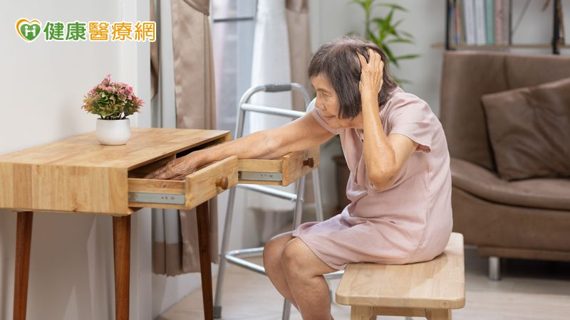失智長輩常忘密碼或重複領錢？醫療與銀...