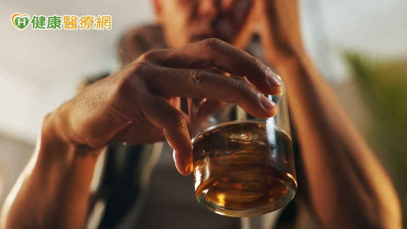 八人中就有一人「暴飲」！醫警告：增慢...