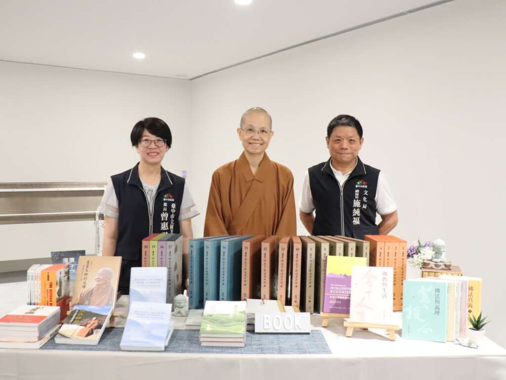 佛光山惠中寺贈書推廣閱讀　中市圖人文館藏再升級
