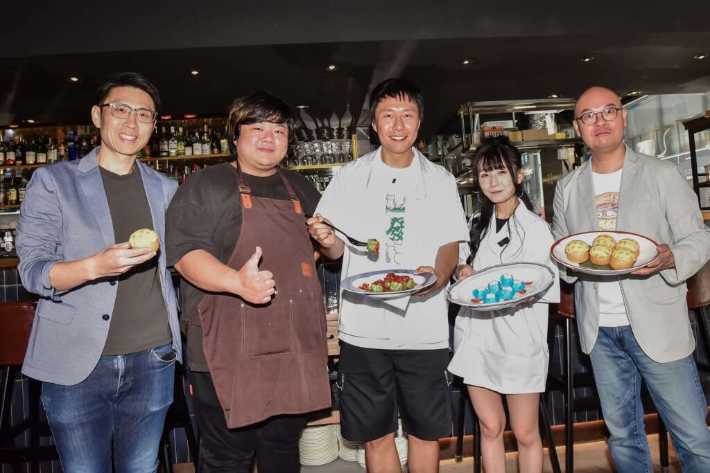 張啟樂、陸子玄化身「金點主持」 推港式餐飲劇場《熱鬧茶樓流行榜頒獎典禮》
