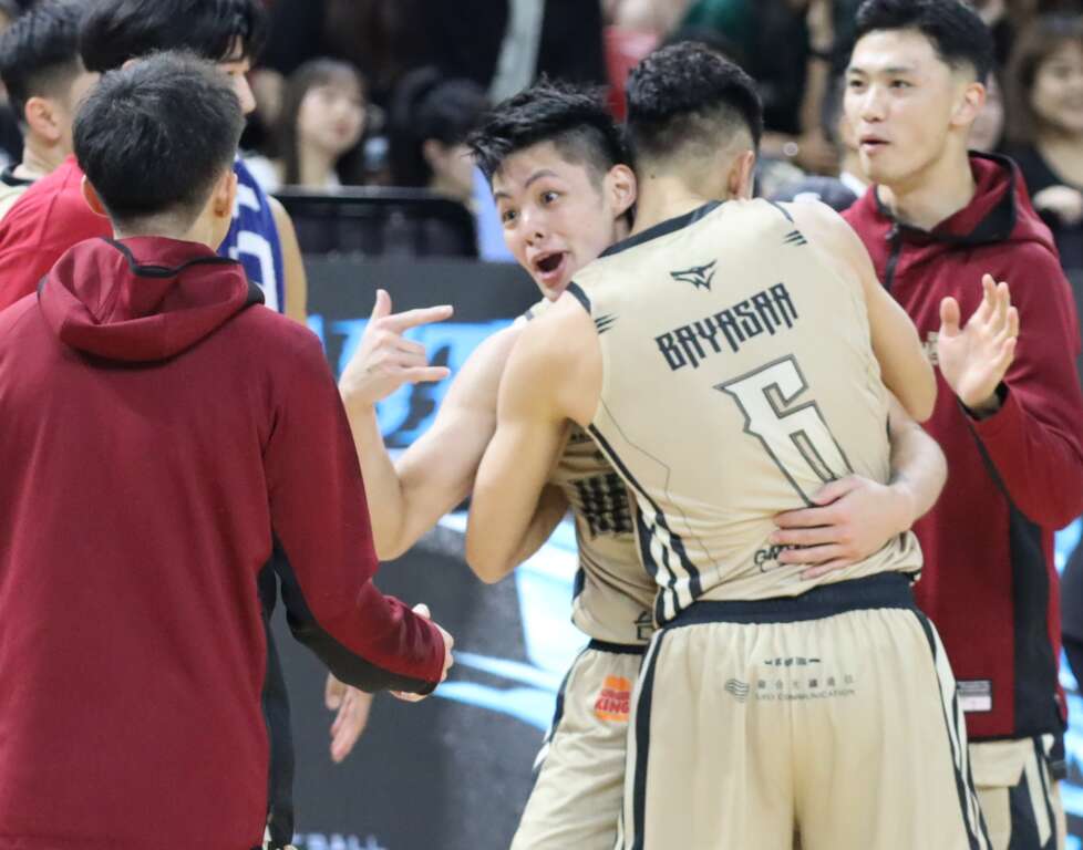 千鈞一髮要回第一勝 獵鷹隊長翟蒙負氣被逐出場 谷毛10罰9中勇士輸球