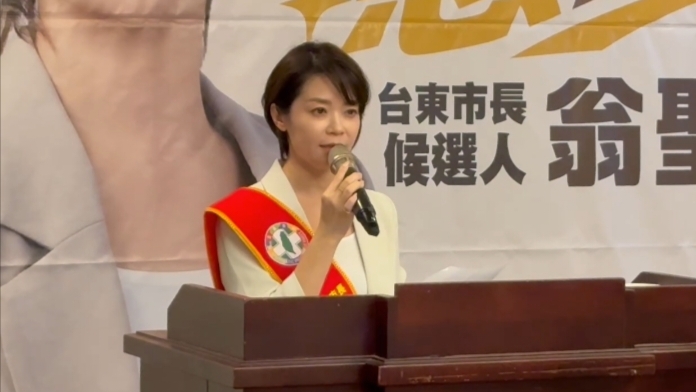 三寶媽翁聖惠披綠袍出征 民進黨秘書長徐國勇親自抵東站台