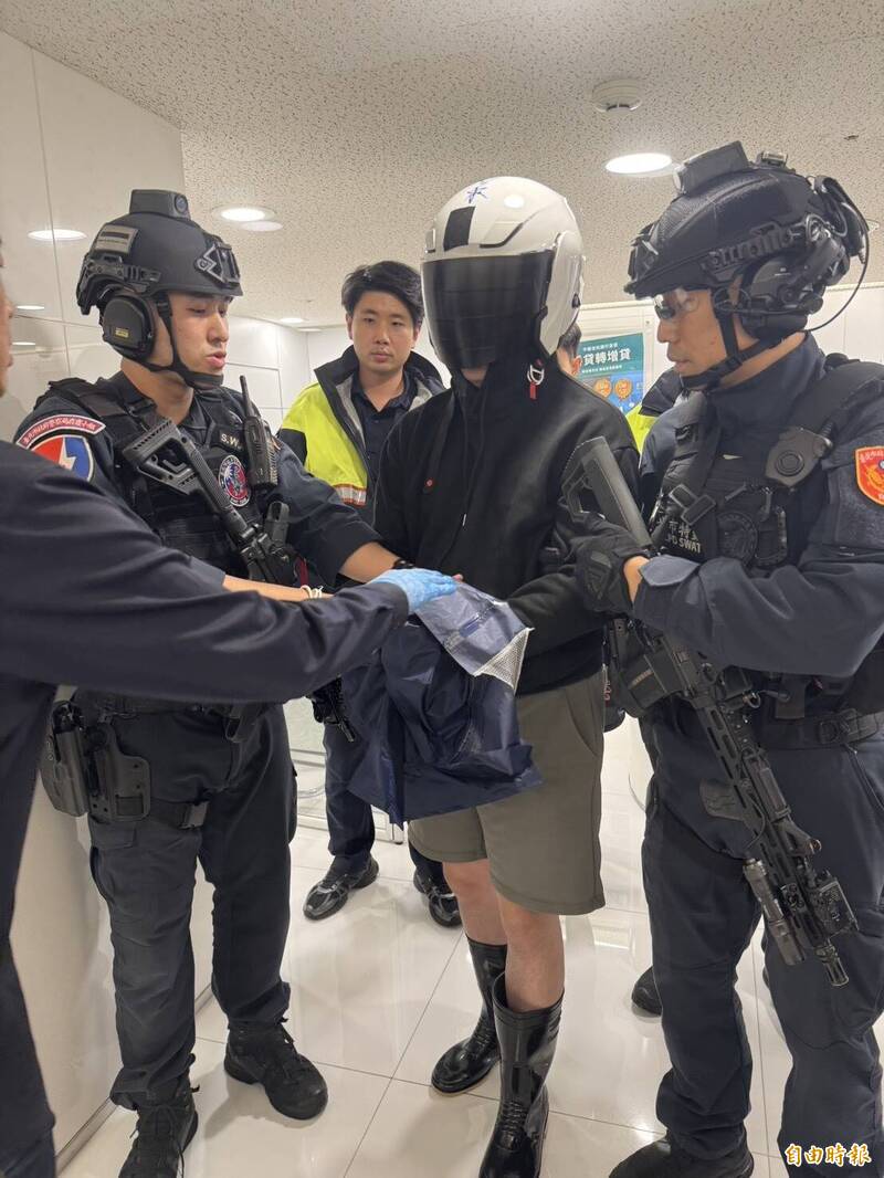 北市銀行搶嫌忘情對空鳴槍 警「聽」出假槍立刻貼近壓制