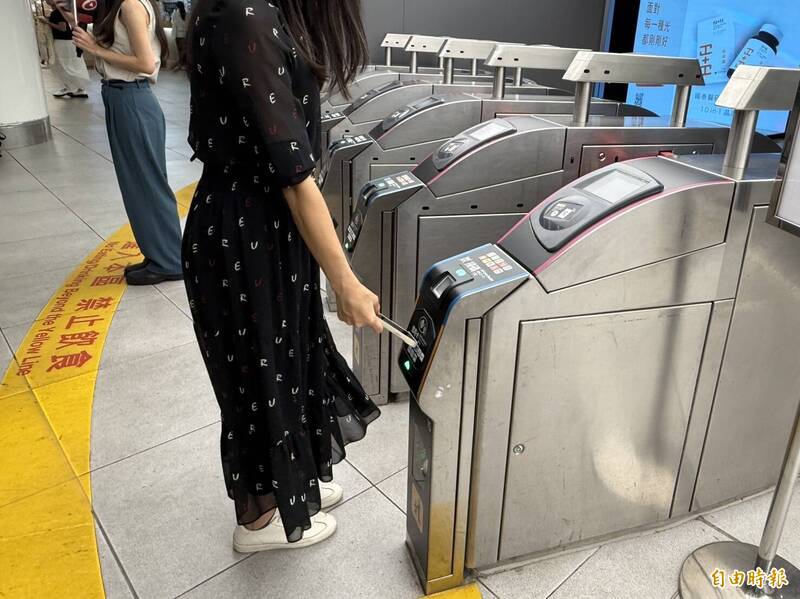Apple Pay搭北捷首日 民眾直...