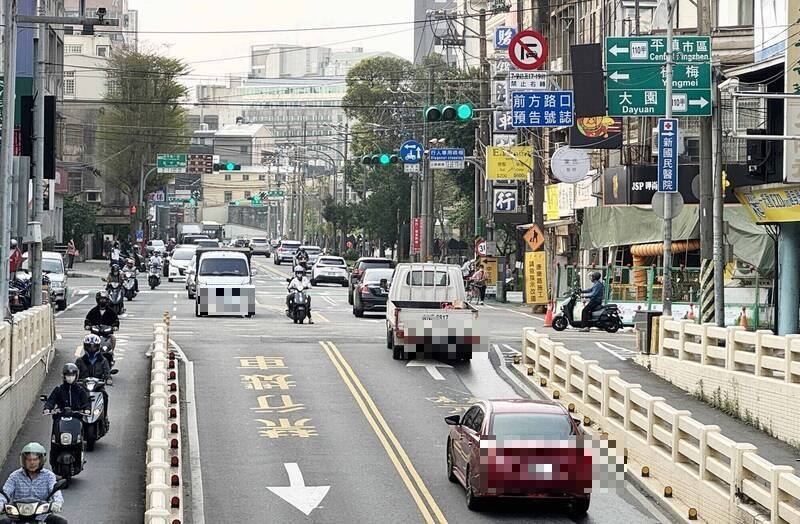 中壢站前龍岡地下道汽車禁右轉科技執法上路 月開3千張罰單惹民怨