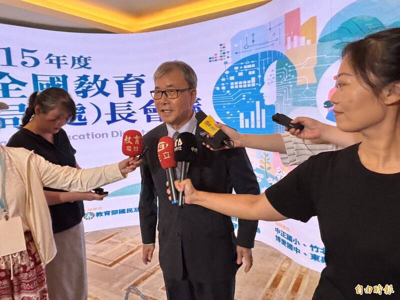 座車疑停紅線惹議 鄭英耀：非公務車、...