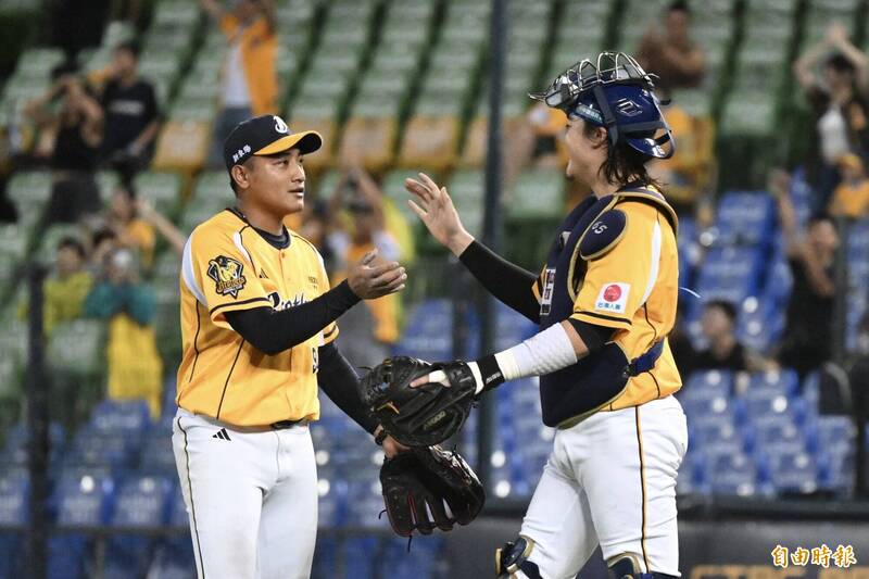 中職》吳俊偉締造「50-50」里程碑...