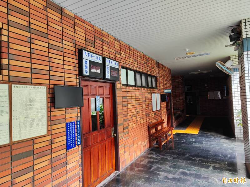 法院外對前妻丈夫比「割喉」手勢 狠男遭判拘役20天