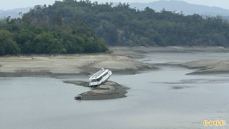 烏山頭水庫遊湖船卡沙洲意外吸引民眾朝...