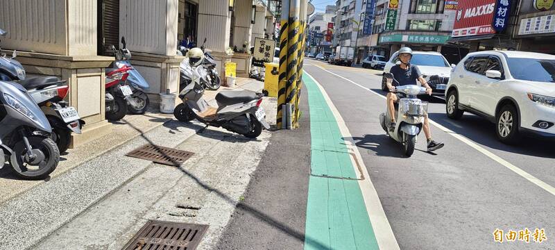 台中大雅雅環路人行道「最窄33公分」...