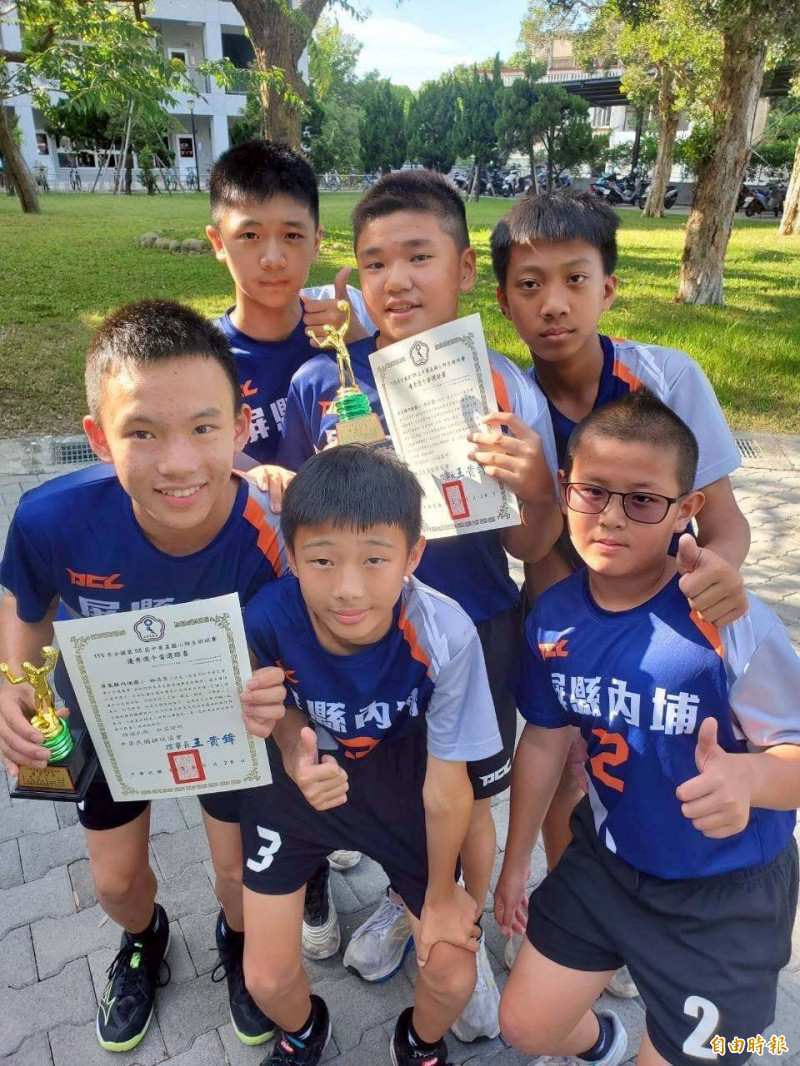 內埔國小女排中華盃奪冠 男排非四強卻...