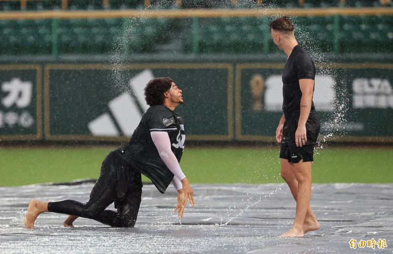 中職》豪雨延賽！ 魔鷹與坎南雨中玩水...