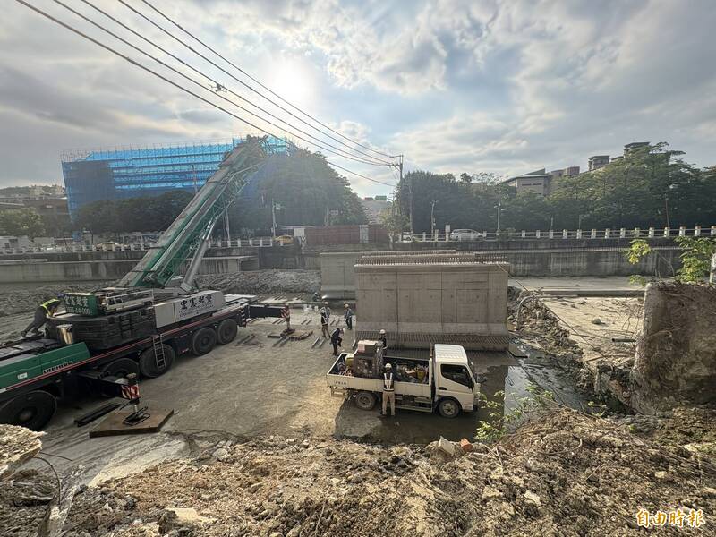 視察塭仔圳4號橋、大窠坑溪工程 侯友...