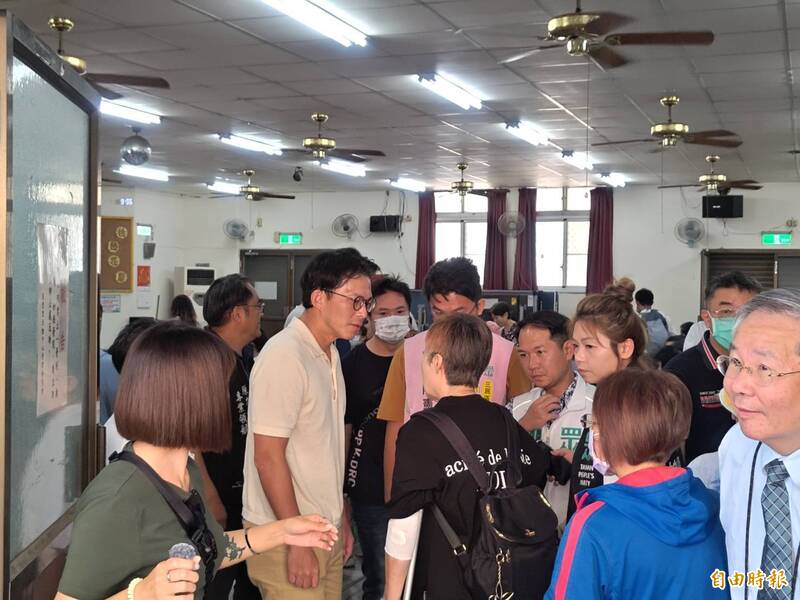 新書「棄醫從法」遭批唸文組還吹噓 黃國昌回應了