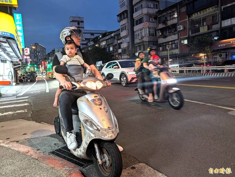 機車後座兒童危機2-1》1年近7千6...