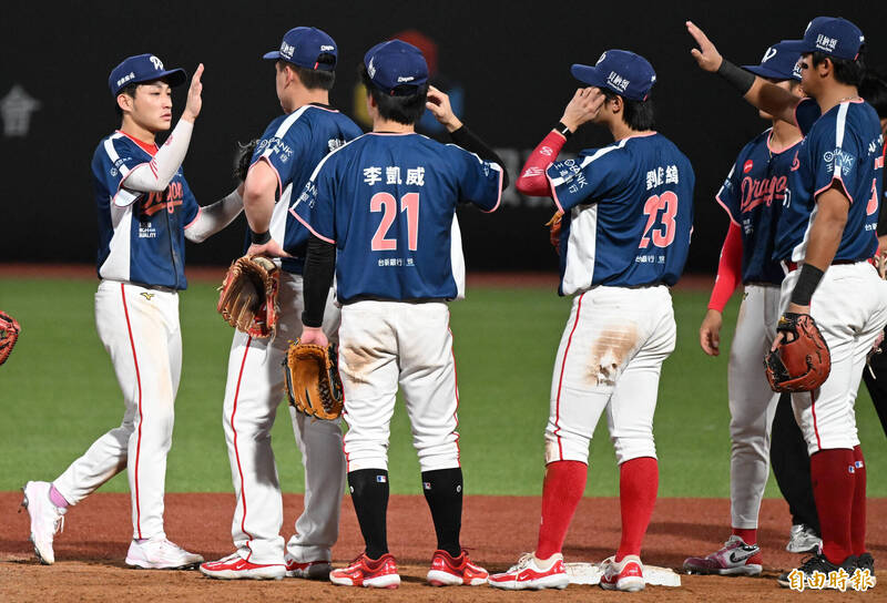 中職》歷史半季第2強投手陣容 季冠軍...